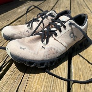 Very gently used ON Sneakers size 7.5 Women’s!